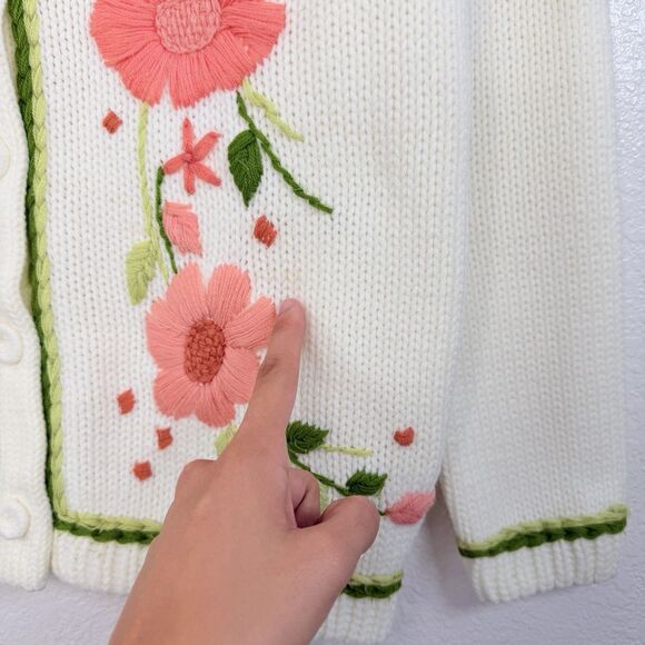 VINTAGE Starlight Trading White Cream Floral Cardigan Sweater Size Medium Granny - Picture 11 of 11